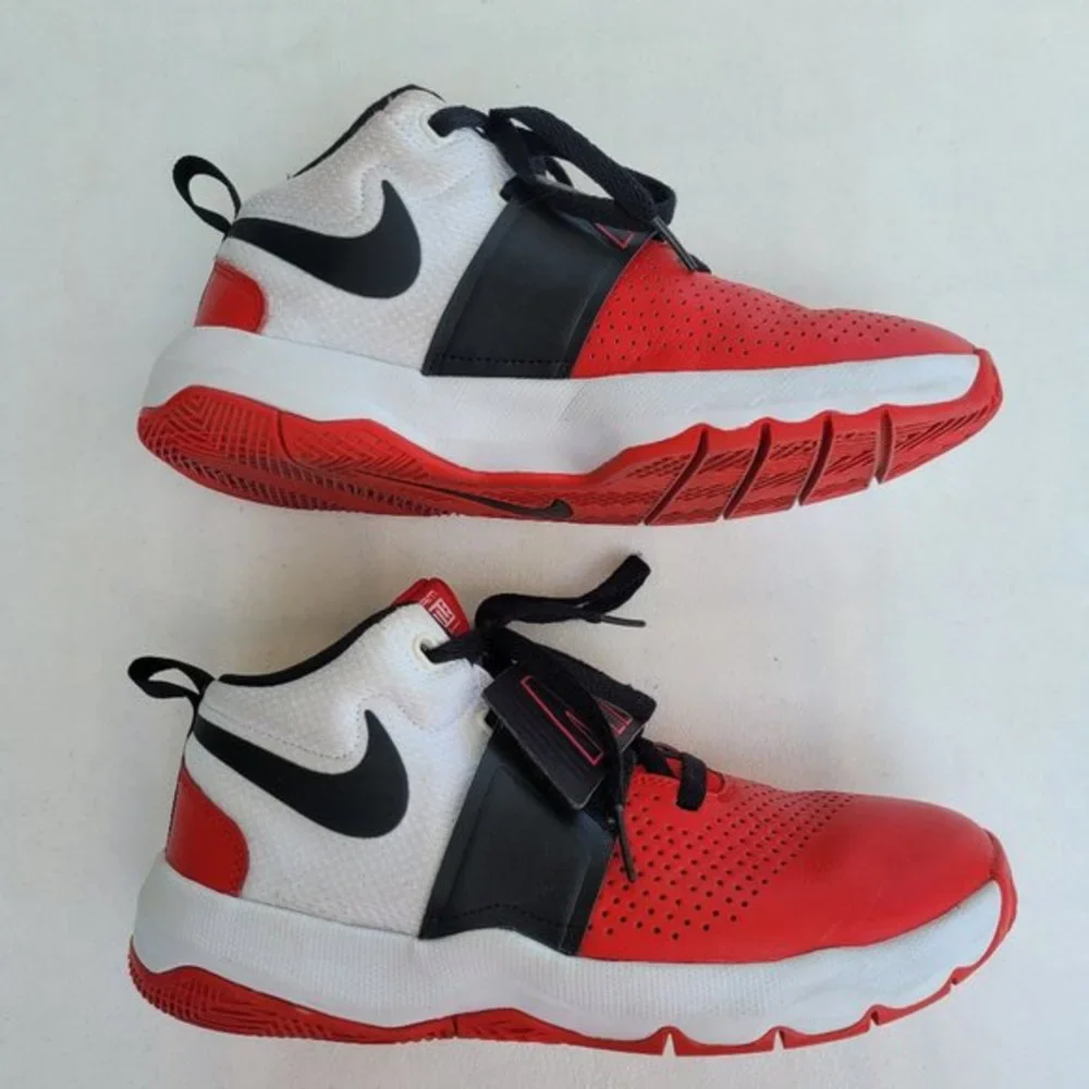 Nike Unisex-Child Team Hustle Basketball Sneakers Size 7Y